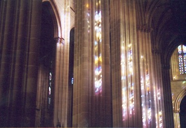 Batalha, reflets des vitraux sur la nef